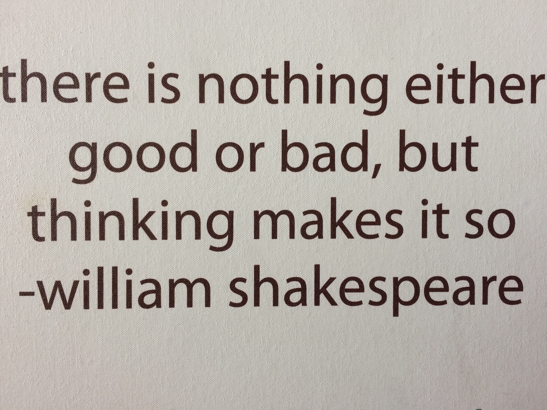 Text in braun von W. Shakespeare auf beigem Hintergrund