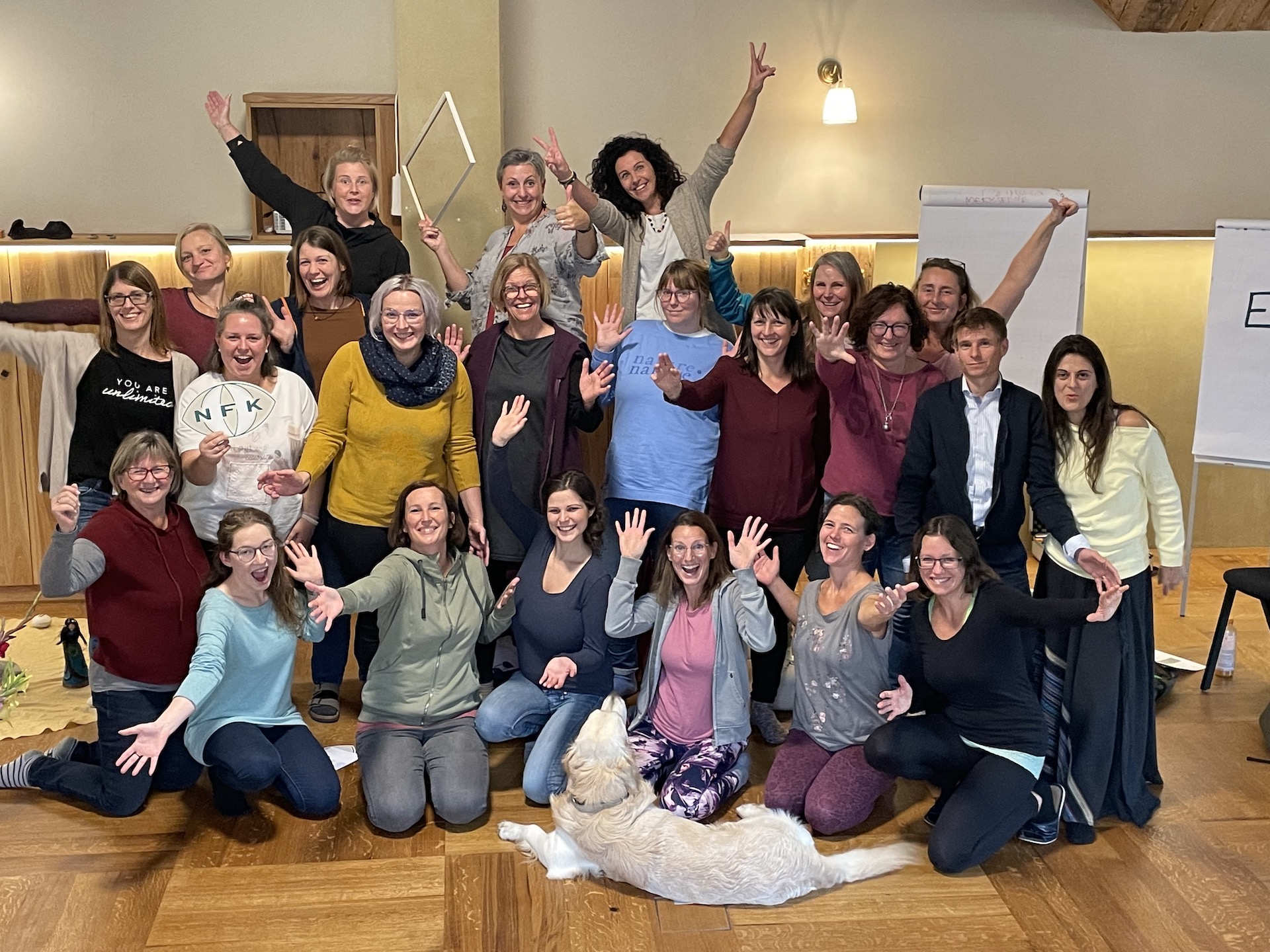 Gruppenfoto mit fröhlichen Menschen in bunter Kleidung